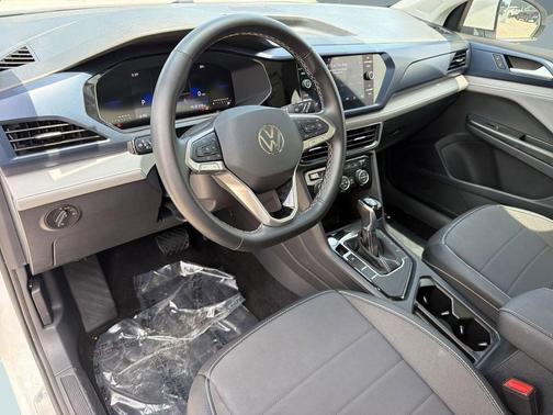 Pure White 2024 Volkswagen Taos 1.5T SE