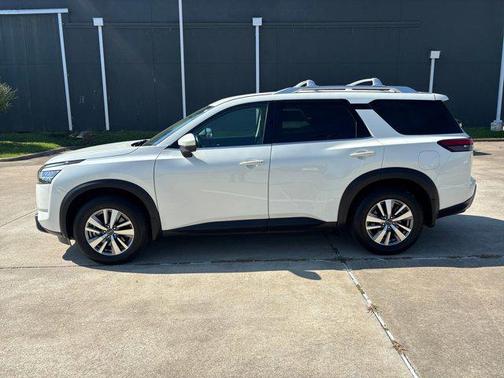 2022 Nissan Pathfinder SL 2WD