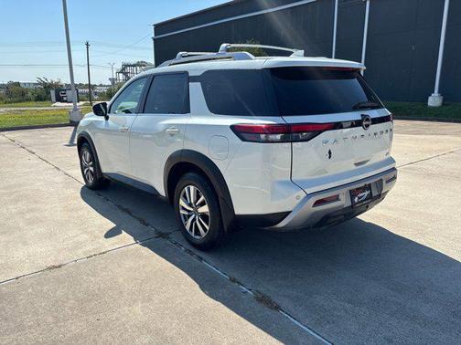 2022 Nissan Pathfinder SL 2WD
