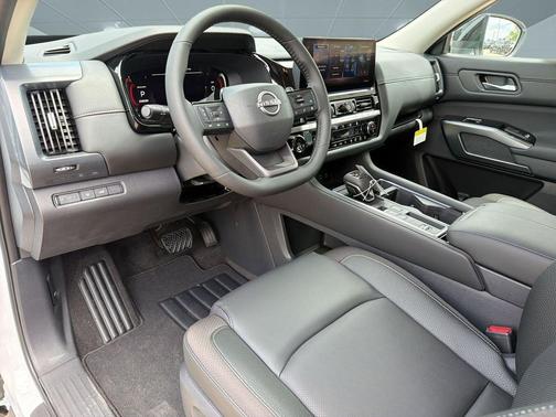 Everest White Pearl Tricoat 2026 Nissan Pathfinder SL