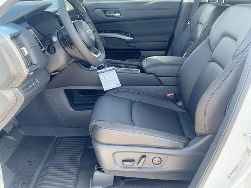 2025 Nissan Pathfinder SL FWD