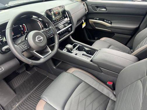 2025 Nissan Pathfinder Platinum FWD