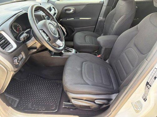 Alpine White 2018 Jeep Renegade Latitude