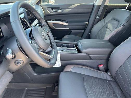 2025 Nissan Pathfinder Platinum FWD