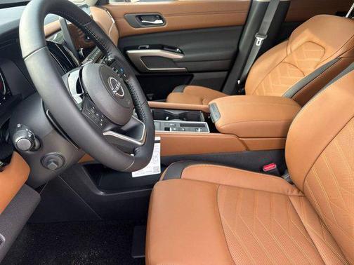 2025 Nissan Pathfinder Platinum FWD