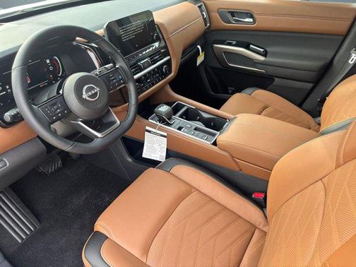 2025 Nissan Pathfinder Platinum FWD