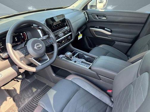 2025 Nissan Pathfinder Platinum FWD