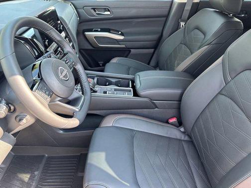 2025 Nissan Pathfinder Platinum FWD