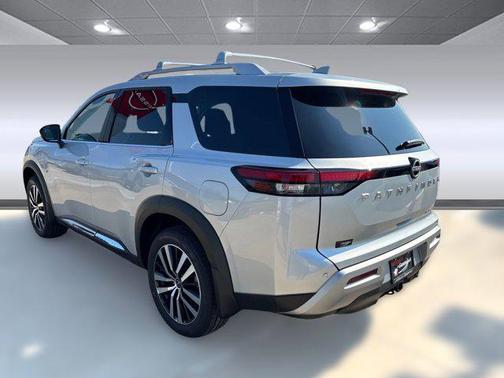 2025 Nissan Pathfinder Platinum FWD