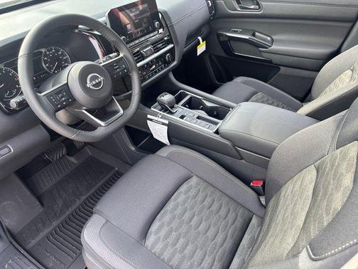 2025 Nissan Pathfinder SV FWD