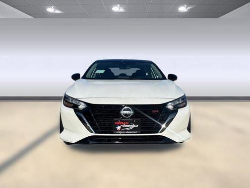 Aspen White Tricoat/Super Black 2025 Nissan Sentra SR