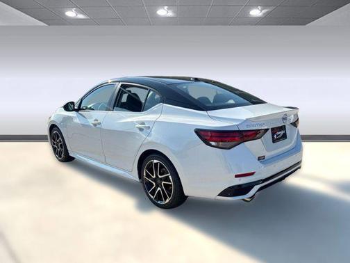 Aspen White Tricoat/Super Black 2025 Nissan Sentra SR