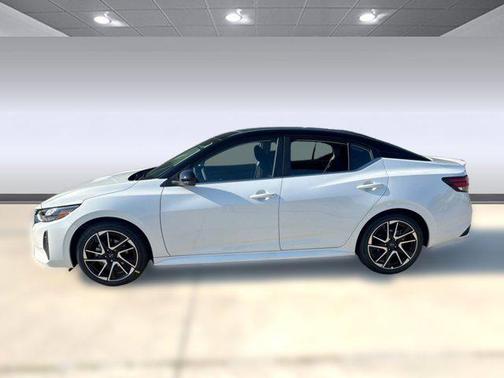 Aspen White Tricoat/Super Black 2025 Nissan Sentra SR
