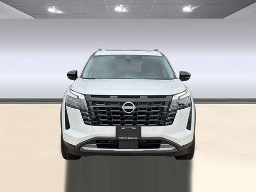 Everest White Pearl Tricoat 2026 Nissan Pathfinder Platinum