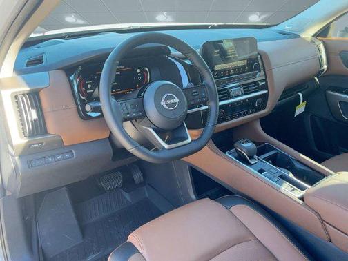 2025 Nissan Pathfinder Platinum FWD