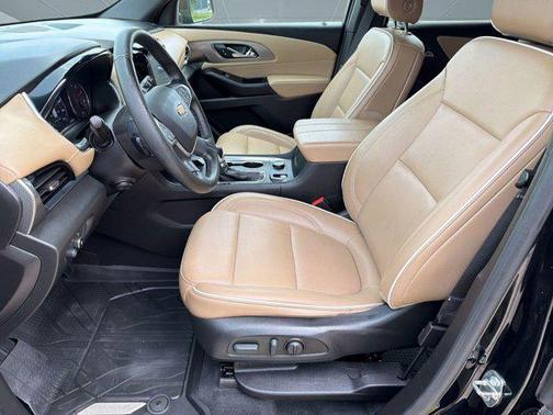 Mosaic Black Metallic 2023 Chevrolet Traverse Premier