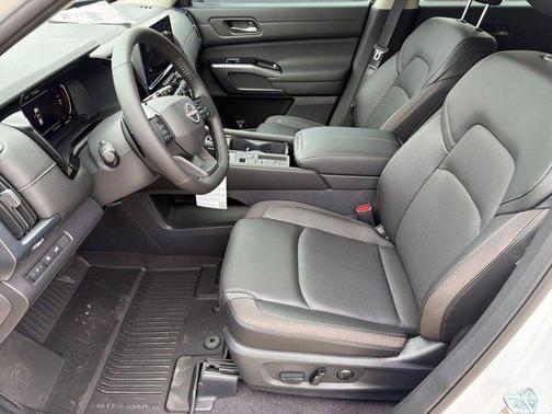 Everest White Pearl Tricoat 2026 Nissan Pathfinder SL