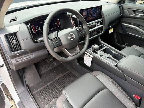 Everest White Pearl Tricoat 2026 Nissan Pathfinder SL