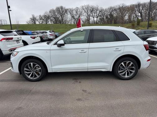 Glacier White Metallic 2024 Audi Q5 45 S line Premium
