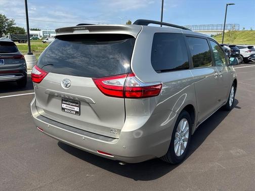 2017 Toyota Sienna XLE