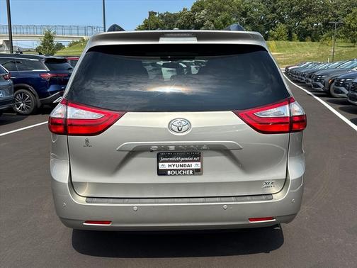 2017 Toyota Sienna XLE