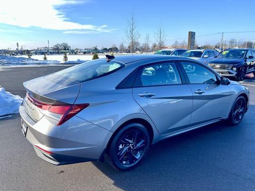 2022 Hyundai ELANTRA SEL