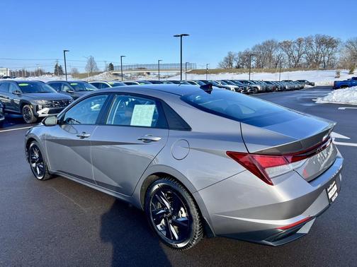 2022 Hyundai ELANTRA SEL