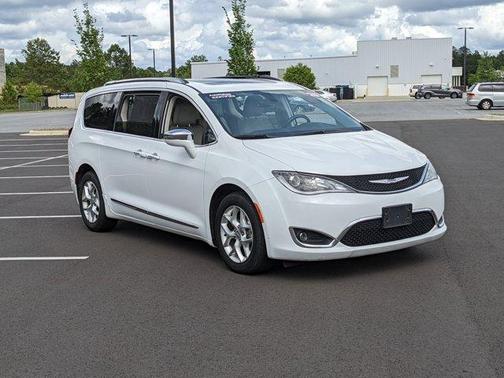 Photo 3 of 26 of 2020 Chrysler Pacifica Limited