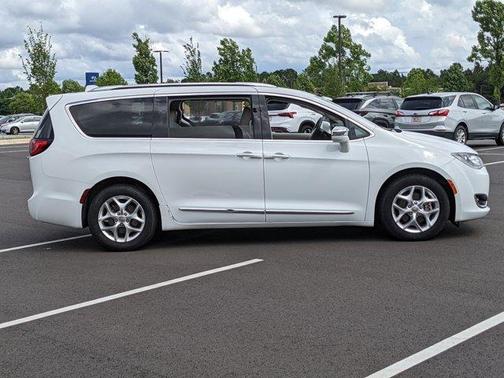 Photo 5 of 26 of 2020 Chrysler Pacifica Limited