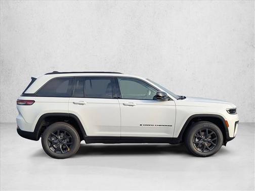 Bright White Clearcoat 2027 Jeep Grand Cherokee Altitude