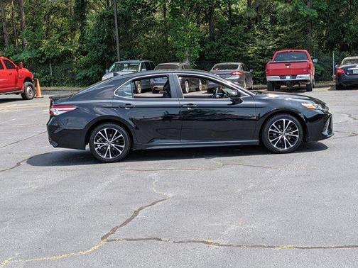Photo 5 of 24 of 2020 Toyota Camry SE