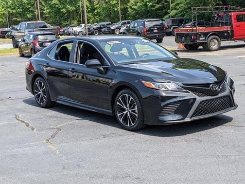 Photo 3 of 24 of 2020 Toyota Camry SE