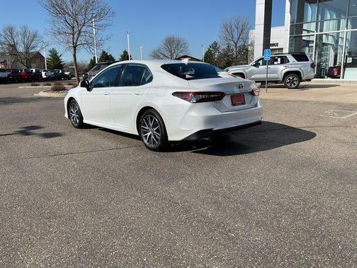 Wind Chill Pearl 2022 Toyota Camry Hybrid XLE