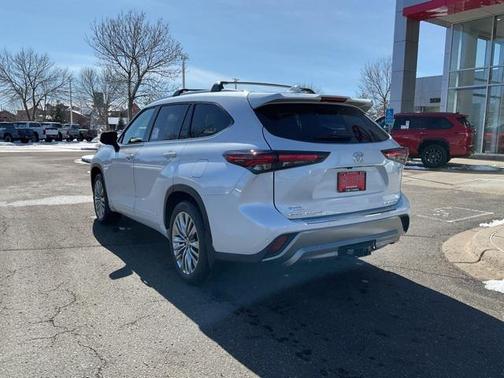 2026 Toyota Highlander Hybrid Platinum