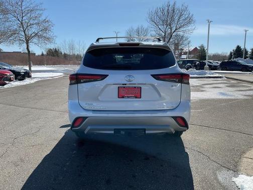 2026 Toyota Highlander Hybrid Platinum