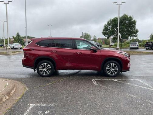 Ruby Flare Pearl 2022 Toyota Highlander Hybrid XLE