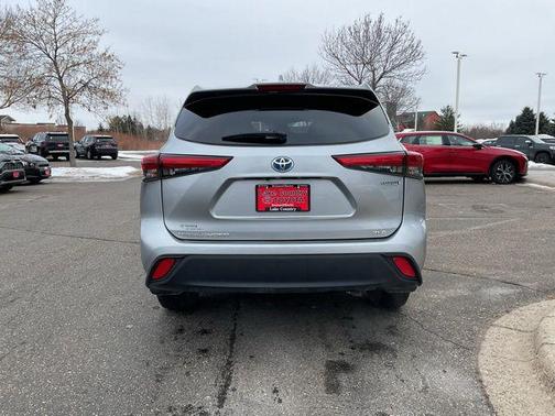 Celestial Silver Metallic 2023 Toyota Highlander Hybrid XLE