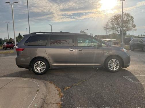2016 Toyota Sienna XLE