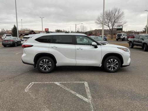2024 Toyota Highlander XLE
