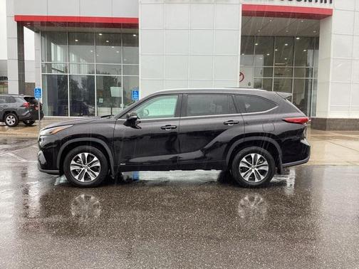 2022 Toyota Highlander Hybrid XLE