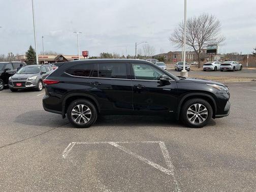 Midnight Black Metallic 2021 Toyota Highlander Hybrid XLE