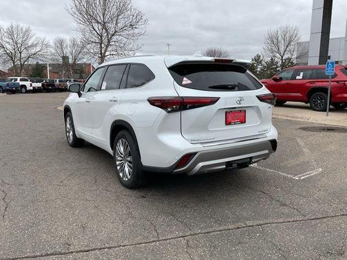 Wind Chill Pearl 2026 Toyota Highlander Hybrid Platinum