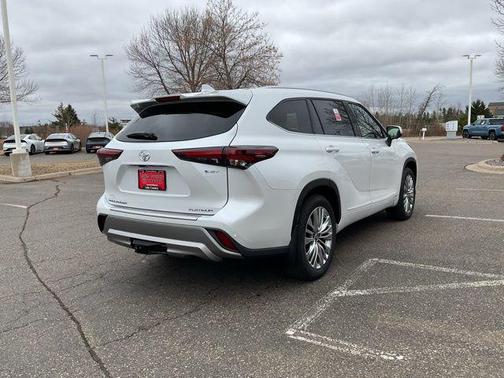 Wind Chill Pearl 2026 Toyota Highlander Hybrid Platinum