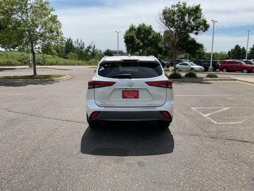 Pearl 2023 Toyota Highlander Limited