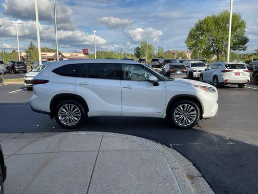 Blizzard Pearl 2024 Toyota Highlander Hybrid Platinum