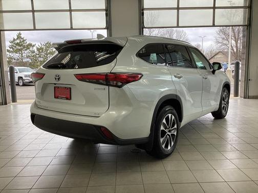 2022 Toyota Highlander Hybrid XLE