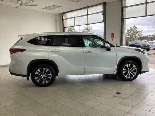 2022 Toyota Highlander Hybrid XLE