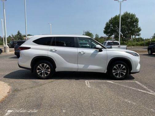 Pearl 2024 Toyota Highlander XLE