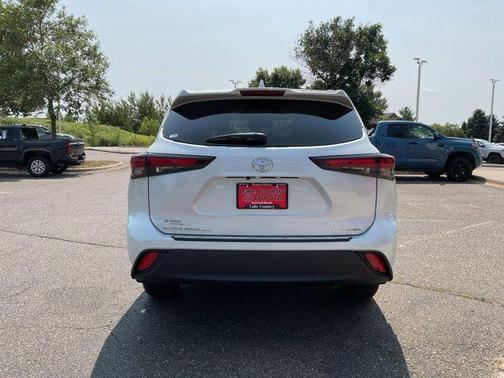 Pearl 2024 Toyota Highlander XLE