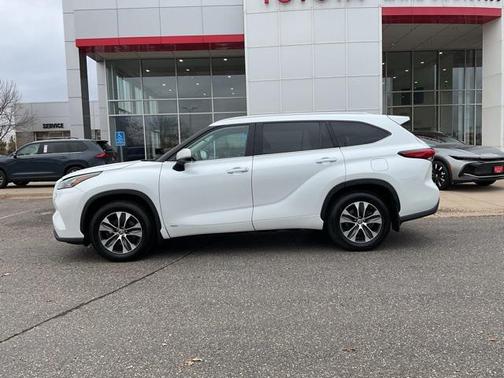 2022 Toyota Highlander Hybrid XLE